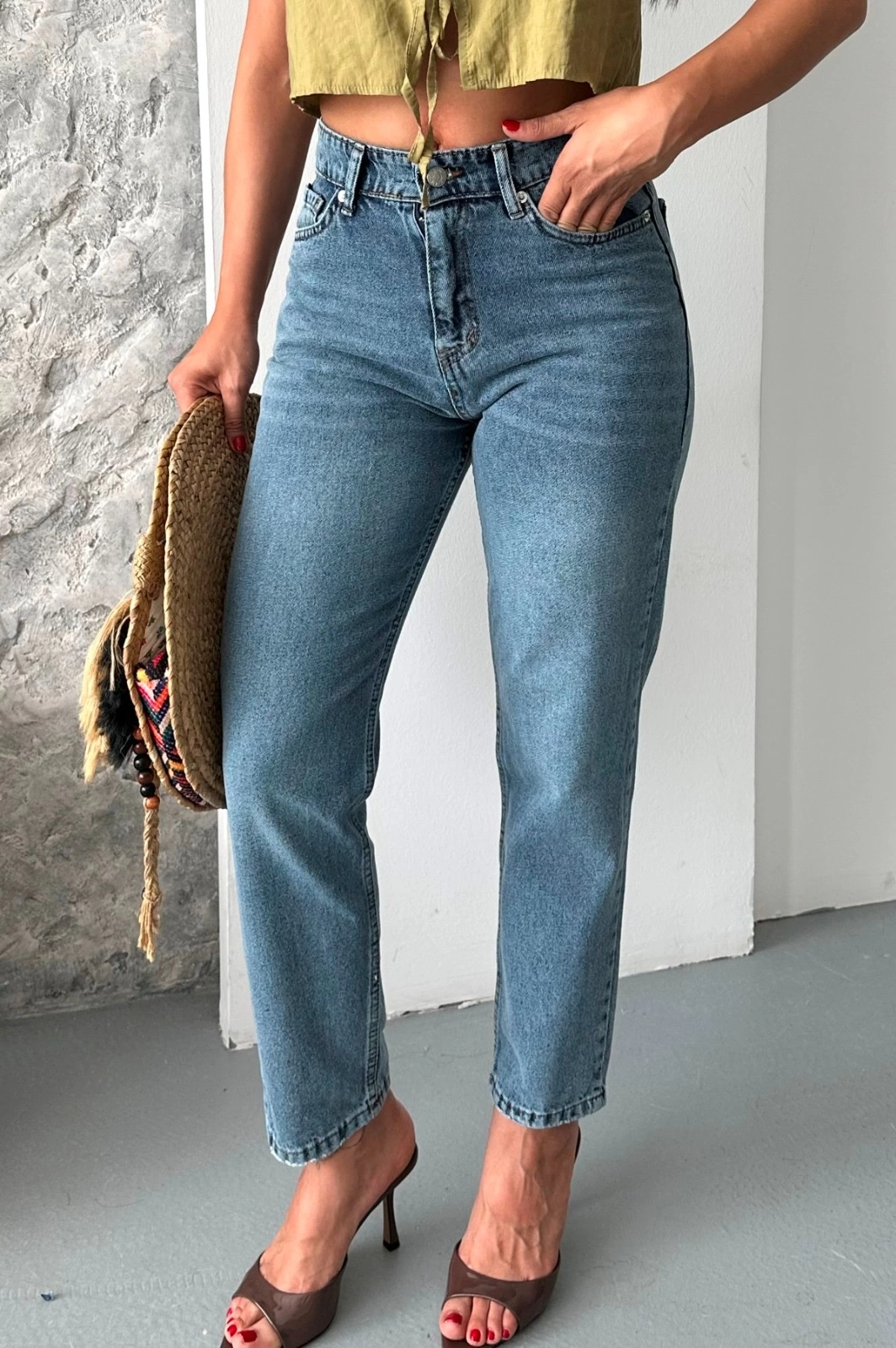 Mom fit kar yıkama bıyık detaylı jeans pantolon d2006