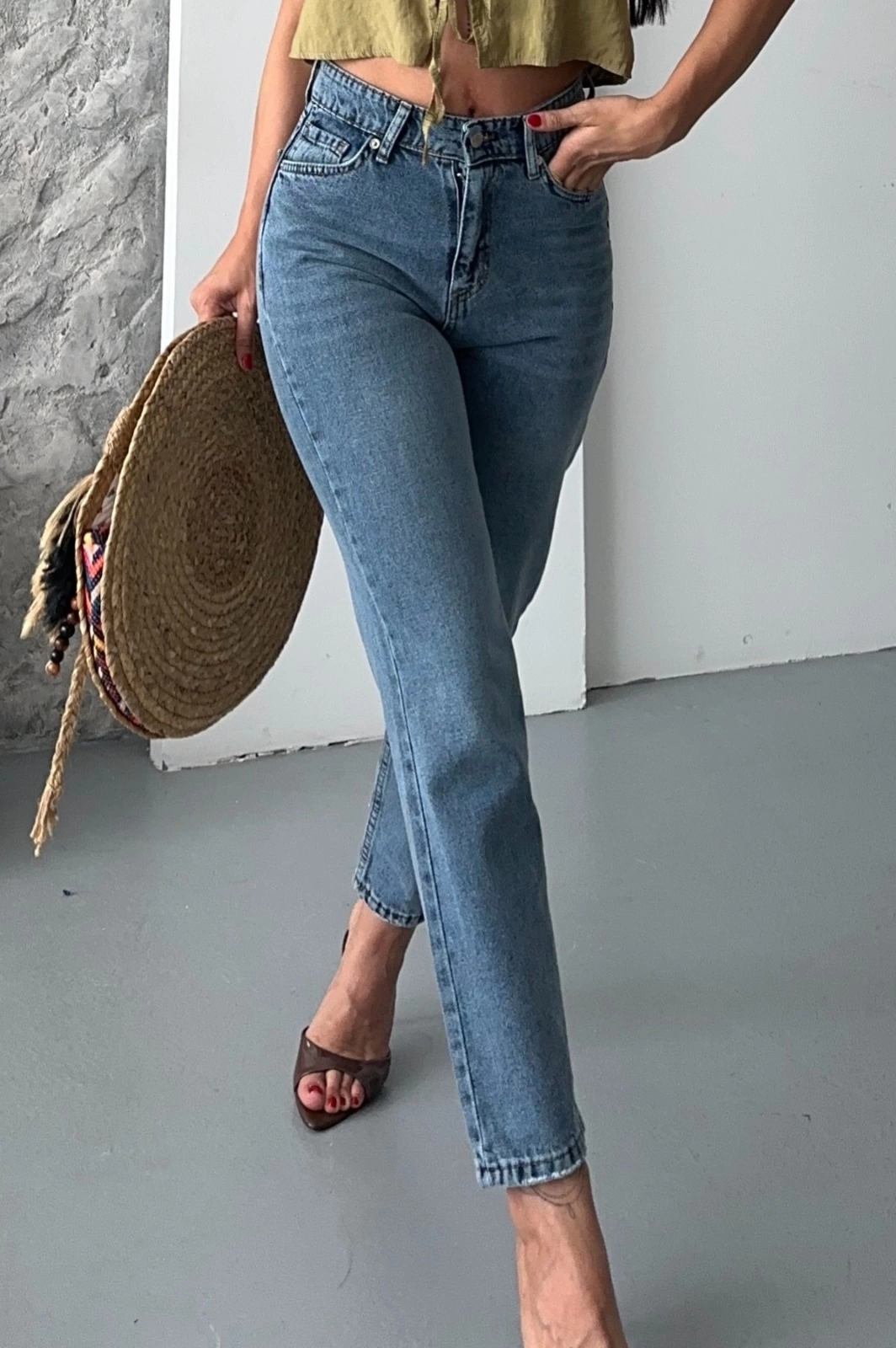 Mom fit kar yıkama bıyık detaylı jeans pantolon d2006